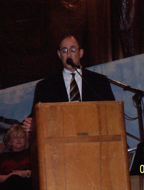 100_2820.JPG - Here I am, reading a speech that could apply equally to Pam or Rick Roy ... Pam was sitting on the front row, waiting to take a photo of Rick!