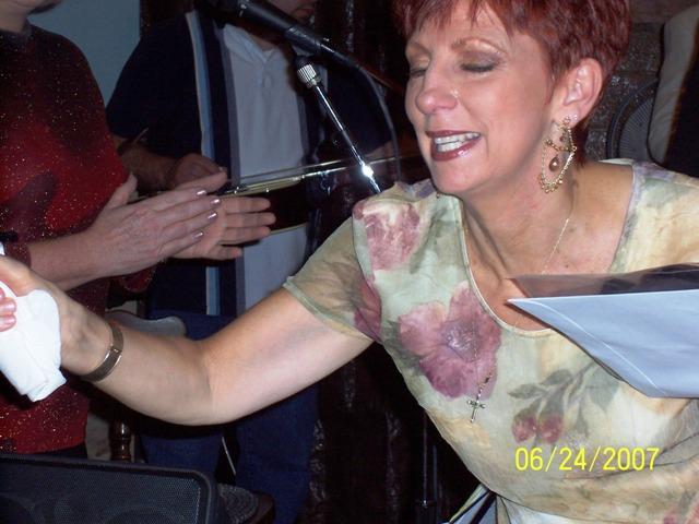 100_2823.JPG - ... and here's Pam as she arrived on stage after Rick annouced her name.