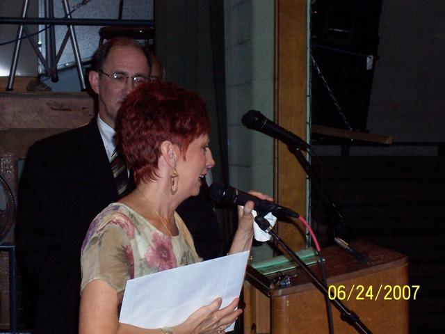 100_2824.JPG - Pam giving thanks to the fans who've watched her through the years.