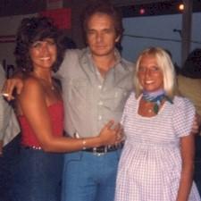 merle.jpg - Carlotta Gail, Merle Haggard, and a very pregnant Pam.  (That's Misty in there)