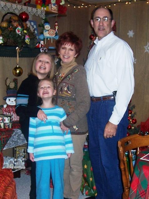 100_3397.JPG - Sydney & Kaitlyn with Granny & Grandpa.