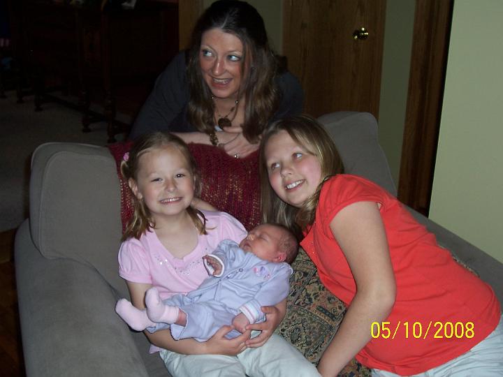 100_3590.JPG - Sydney and Kaitlyn with Macie as mama Misty looks on.