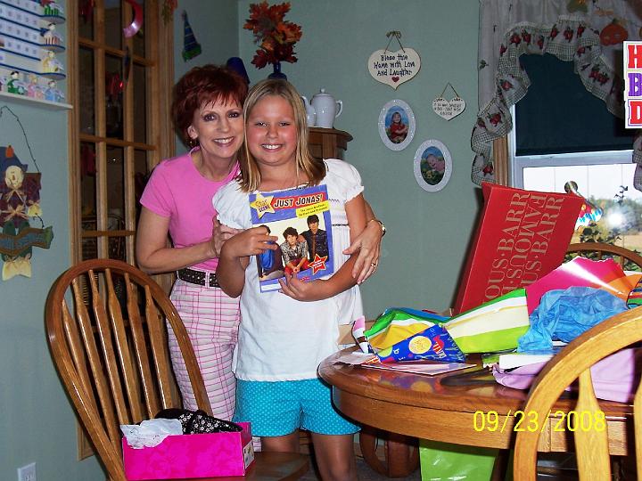 100_4037.JPG - Granny, Kait, and more Jonas Brothers ....