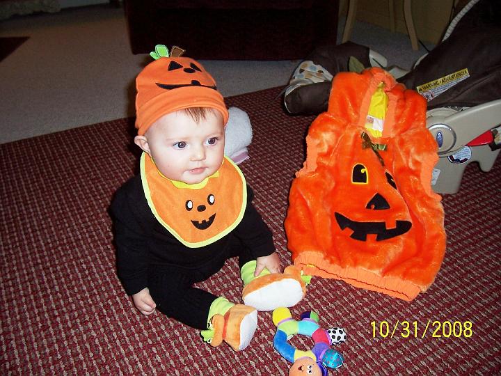 100_4098.JPG - With her pumpkin hat and bib before donning her pumpkin shell.