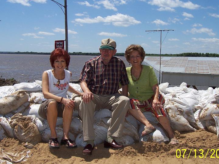 100_3825.JPG - Sitting on sandbags at Oquawka, where the Mississippi had already crested.