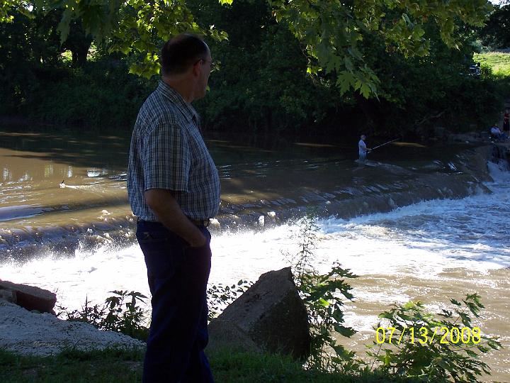 100_3832.JPG - Mark watching the fishermen on the Spoon River at Bernadotte.