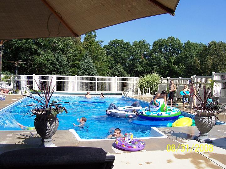 100_3916.JPG - The kids all enjoyed the pool.
