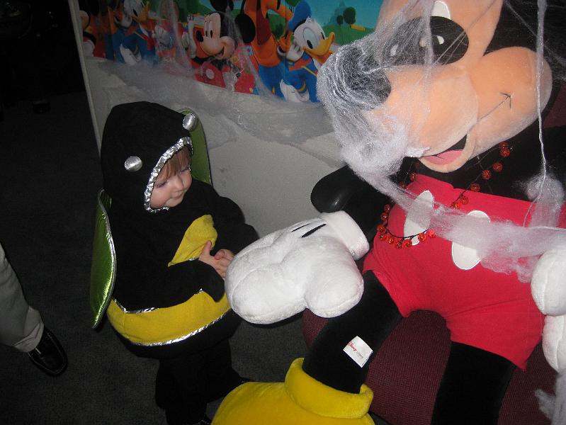IMG_1111.JPG - Macie liked Mickey too!