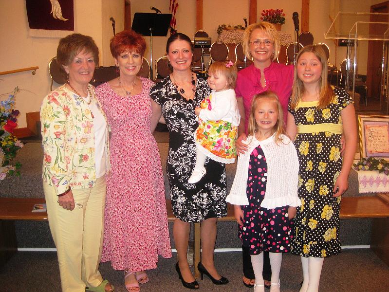 IMG_0460.JPG - Sunday morning, Mother's Day:  Nana, Pam, Misty, Macie, Joy, Sydney and Kaitlyn.