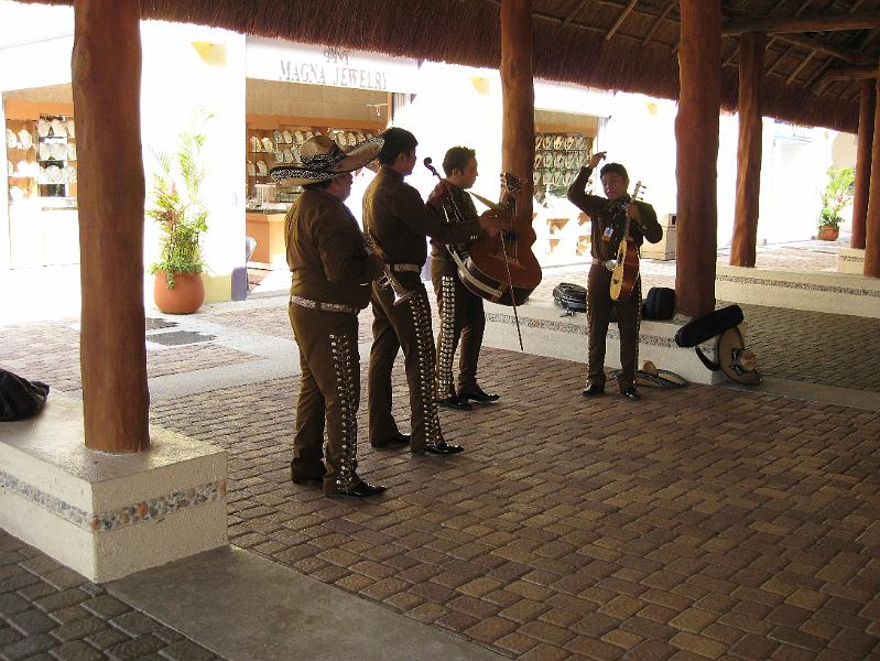 IMG_0162.JPG - Still more mariachi musicians.
