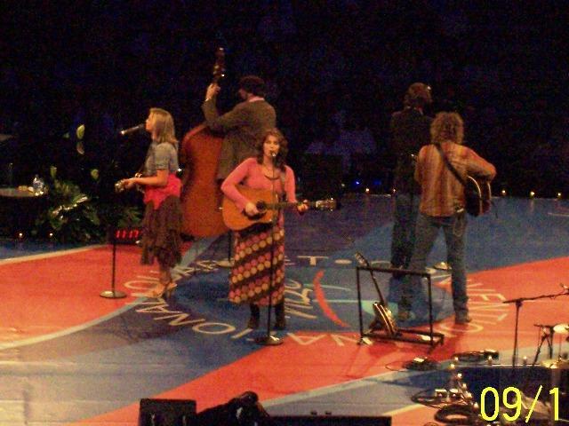100_2178.JPG - One of our favorite groups, the Isaacs.