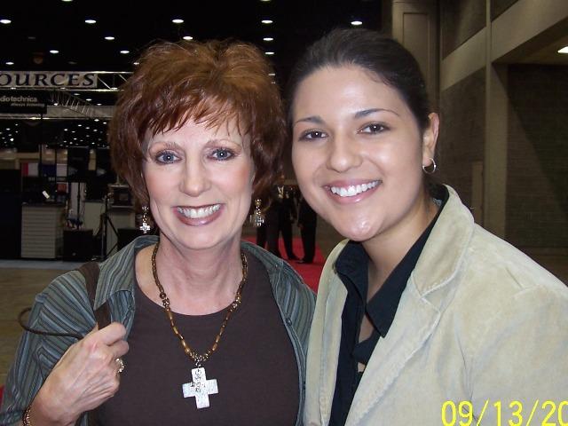 100_2184.JPG - Pam with Stephanie Brown of the Jody Brown Indian Family.