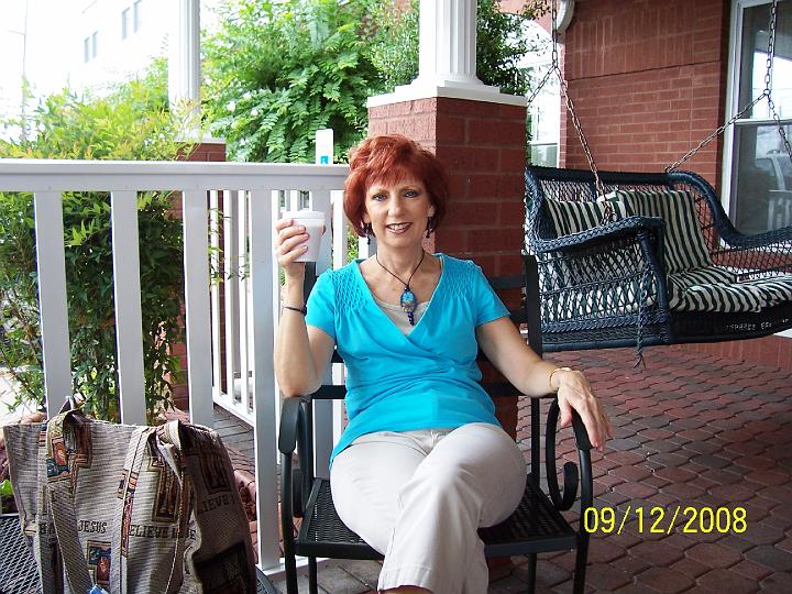 100_3978.JPG - Pam waiting to head out for the day out in front of the Country Inn.